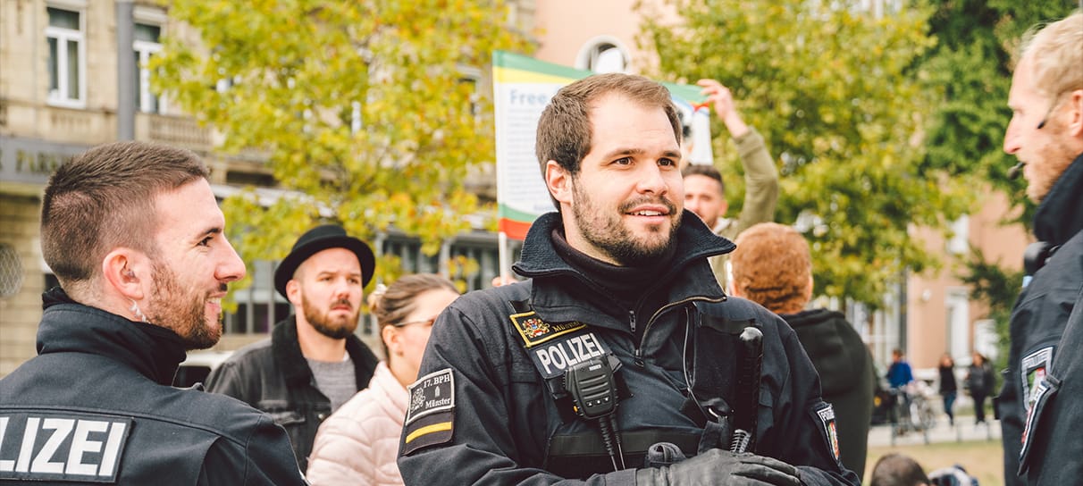 freundlicher Polizist vor einzelnen Passanten