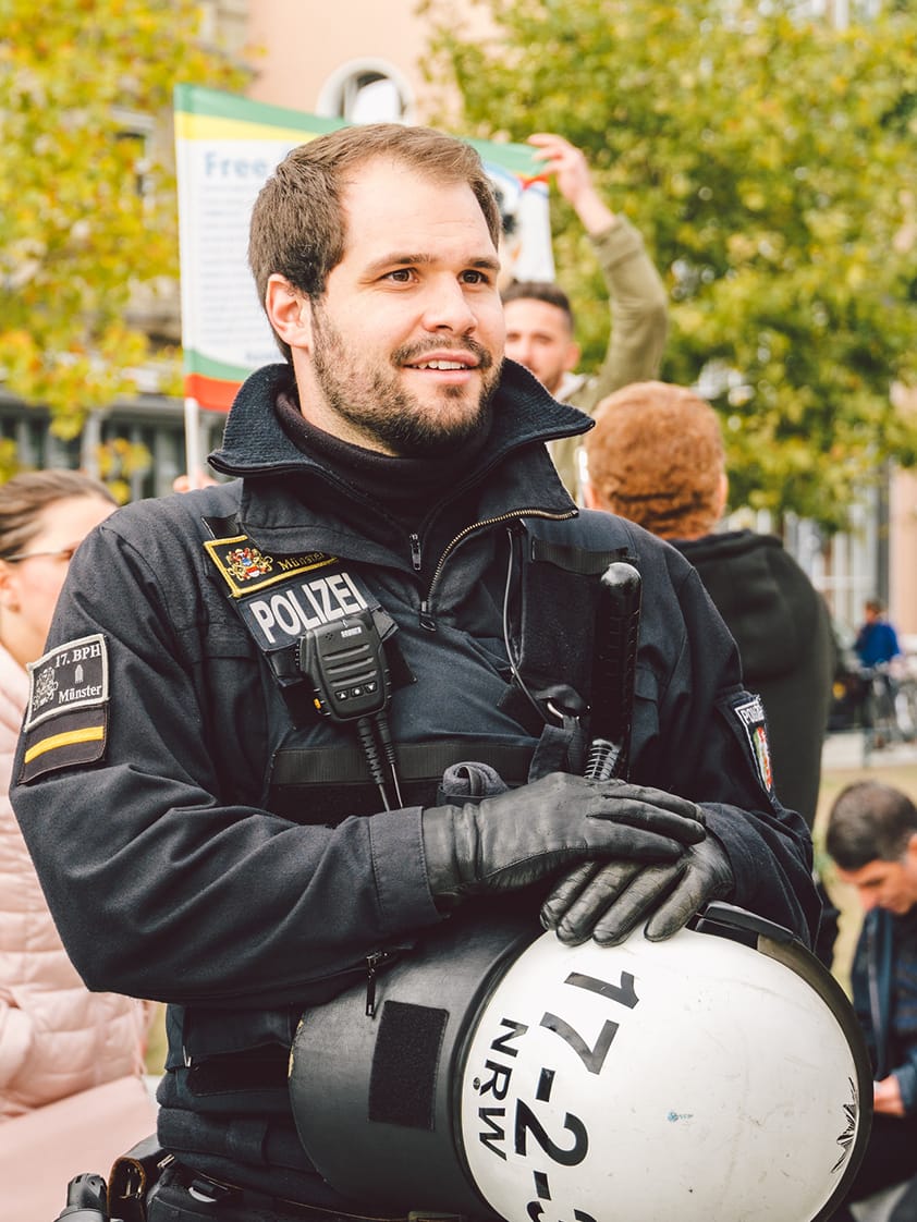 freundlicher Polizist vor einzelnen Passanten