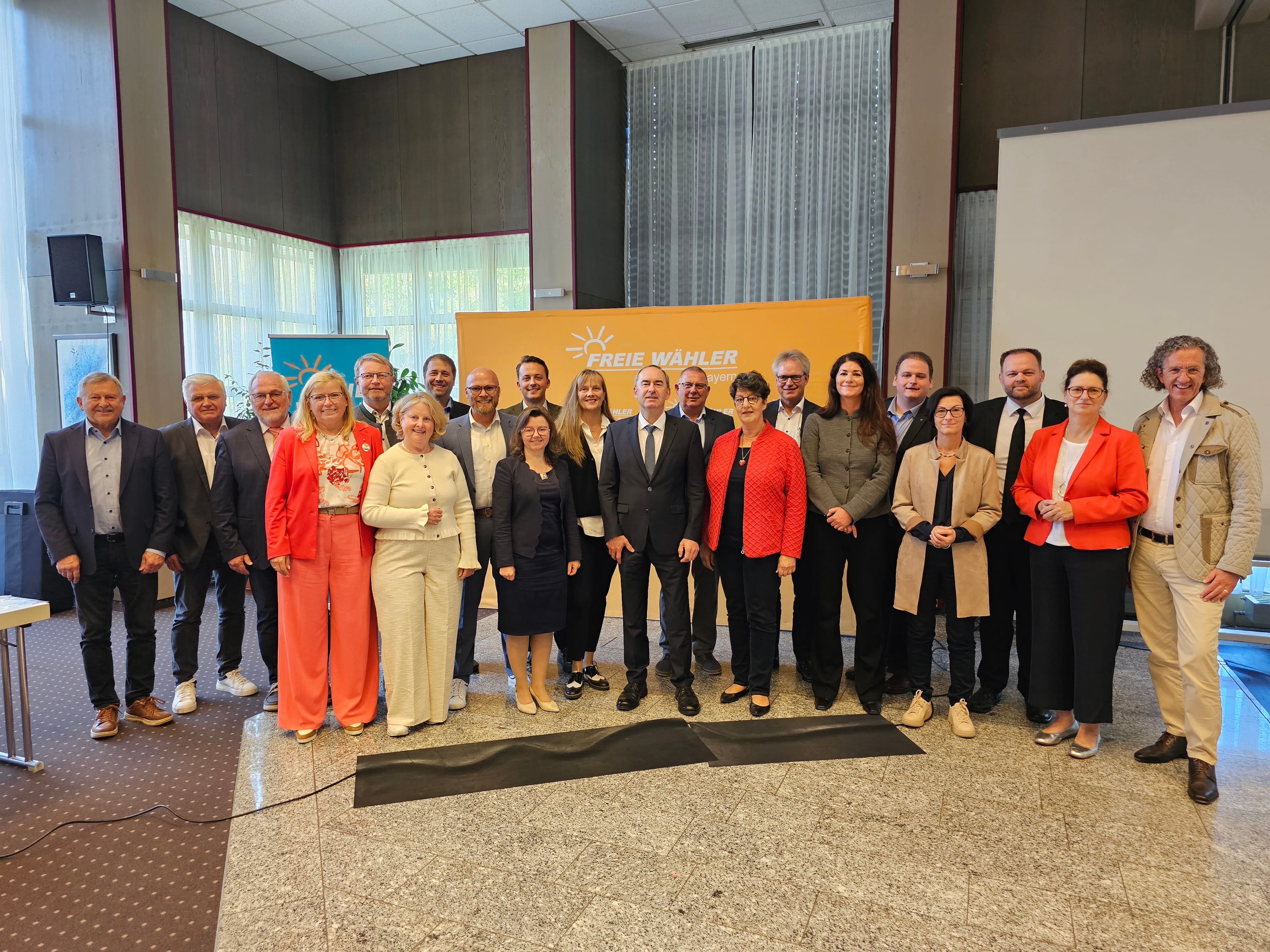 Gruppenbild des Bundesvorstandes FREIE WÄHLER mit den Mitgliedern des Landesvorstandes aus Bayern