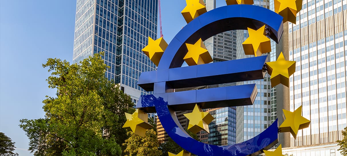 Euro-Skulptur vor dem Eurotower im Bankenviertels von Frankfurt am Main.