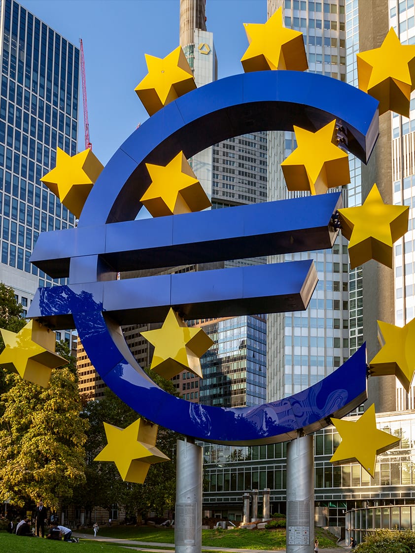 Euro-Skulptur vor dem Eurotower im Bankenviertels von Frankfurt am Main.