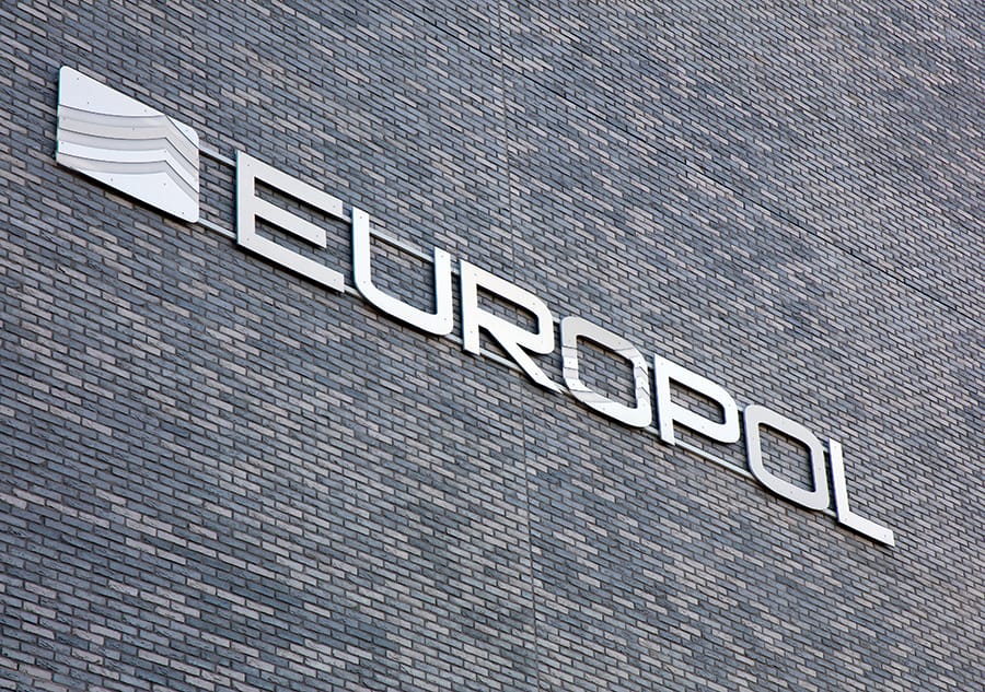 EUROPOL-Schriftzug auf der Fassade des Europol-Gebäudes in Den Haag.