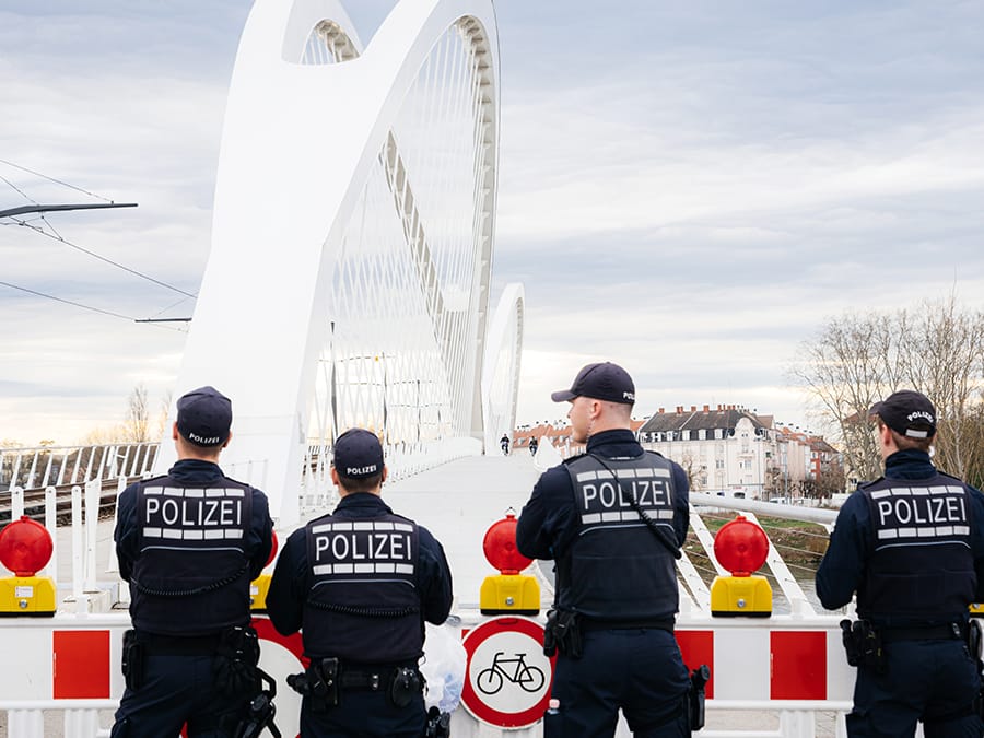 Polizisten der deutschen Polizei kontrollieren den Verkehr am Grenzübergang zwischen Kehl und Straßburg, Frankreich.