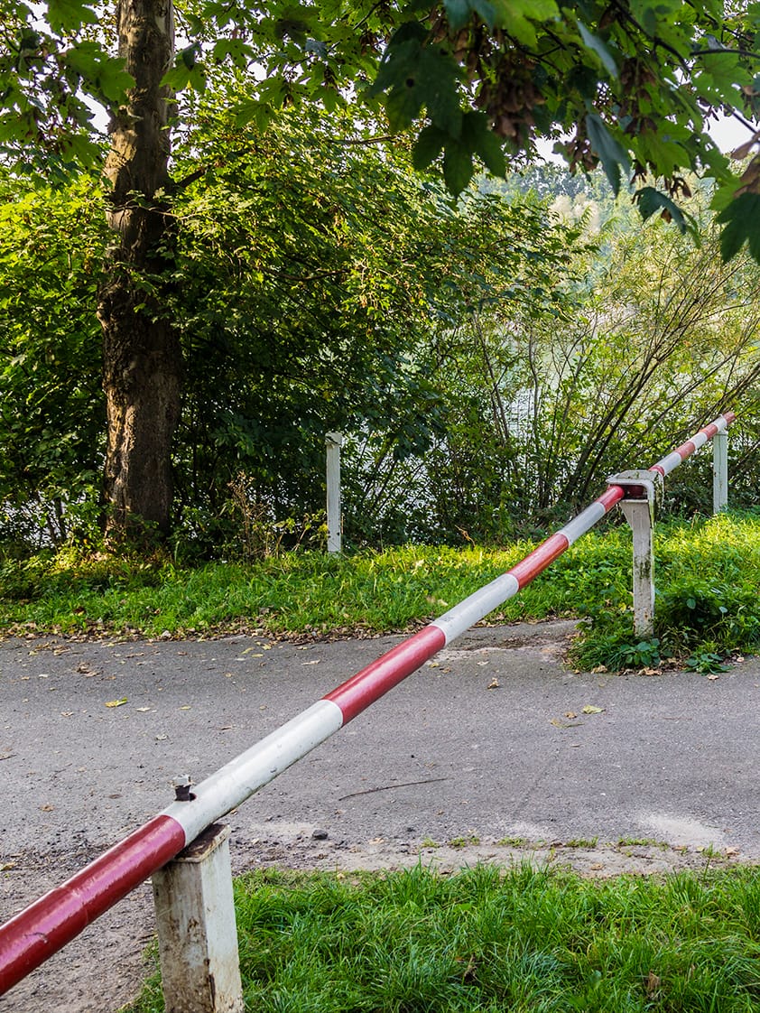 Eine Schranke, die einen Grenzübergang darstellt.