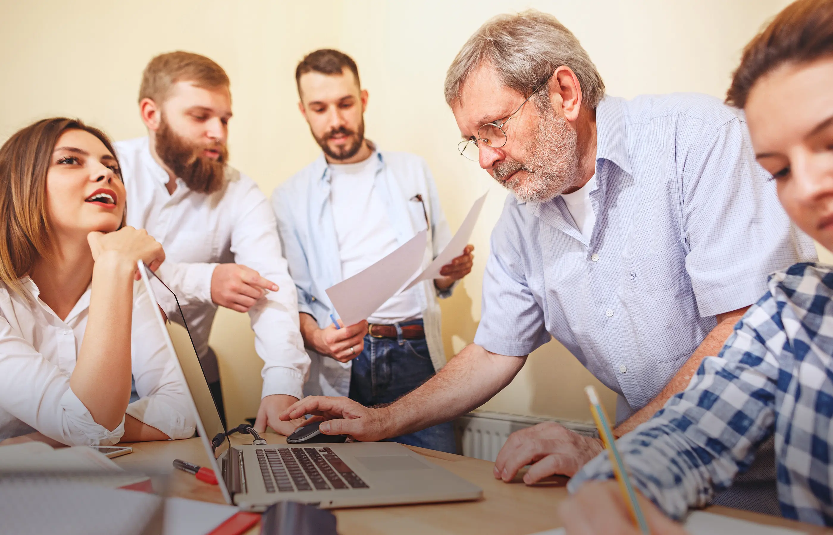 Diverse Gruppe arbeitet zusammen.