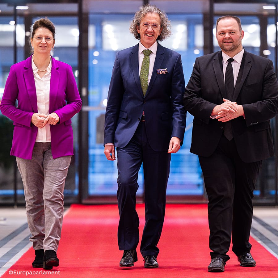 Christine Singer, Joachim Streit und Engin Eroglu im Foyer des Europaparlaments.