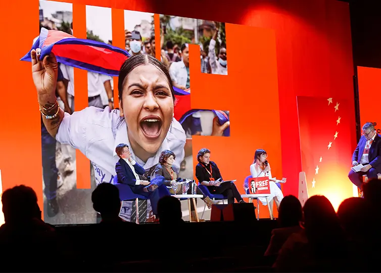 Junge Demokraten und Demokratinnen diskutieren beim EDP Kongress 2025 in Bilbao.