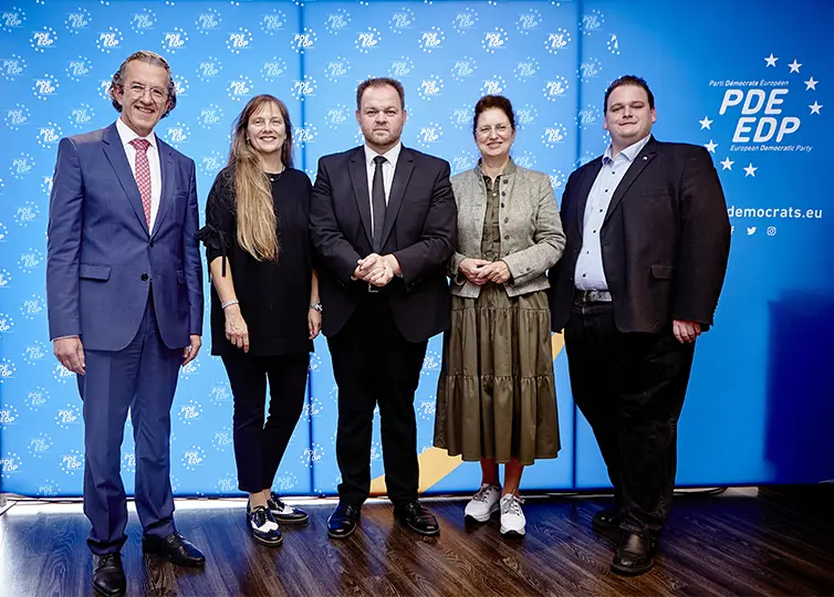 Gruppenfoto der FREIE WÄHLER Europaabgeordneten beim EDP Kongress Mainz 2023.