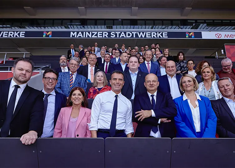 Gruppenfoto FREIE WÄHLER und Sandro Gozi im Mainzer Stadion beim EDP Kongress Mainz 2023.