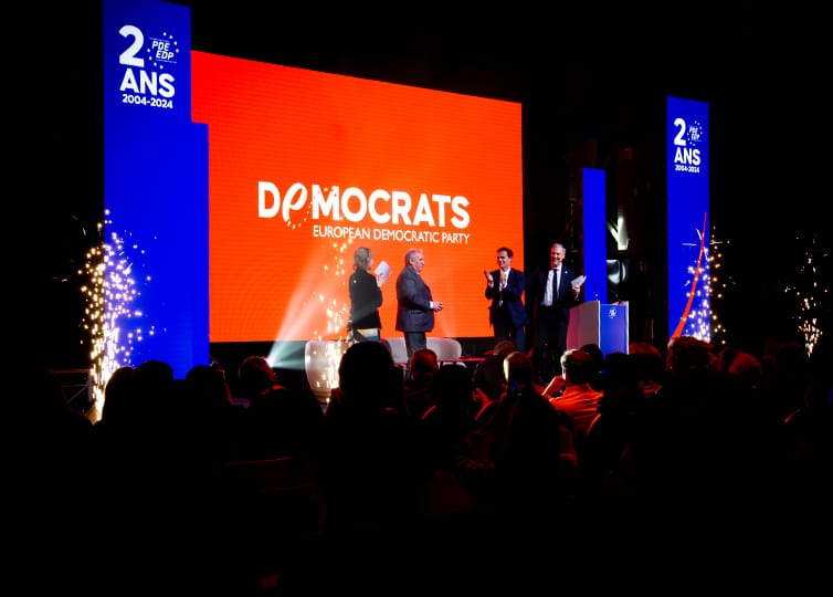 Feuerwerk auf der Bühne beim EDP Kongress und Konferenz 2024 in Brüssel.