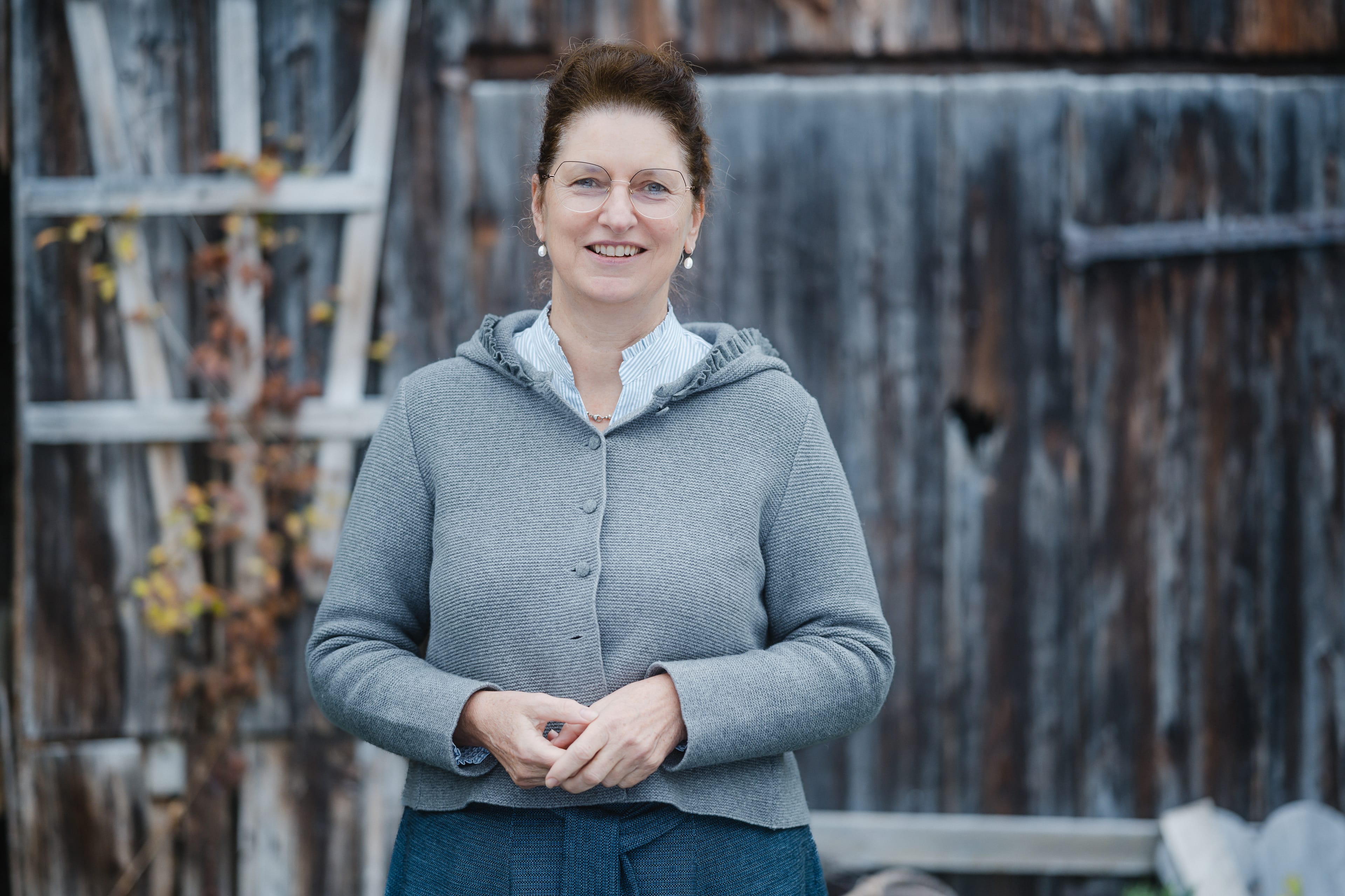 Profilfoto von Christine Singer, Europaabgeordnete der Freien Wähler, auf ihrem Bauernhof