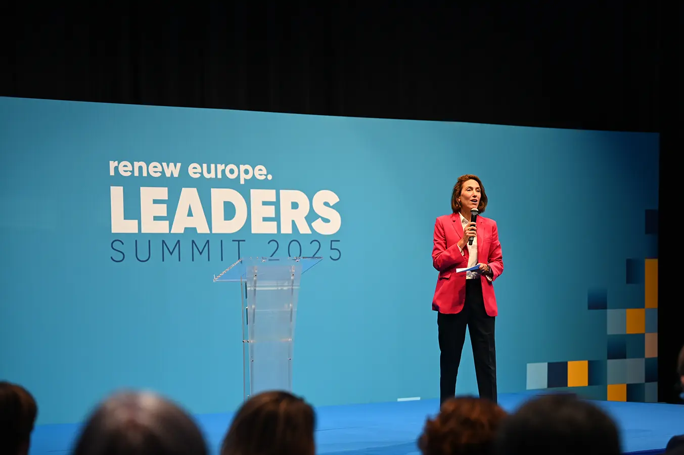 Valérie Hayer, Präsidentin von Renew Europe auf der Bühne.