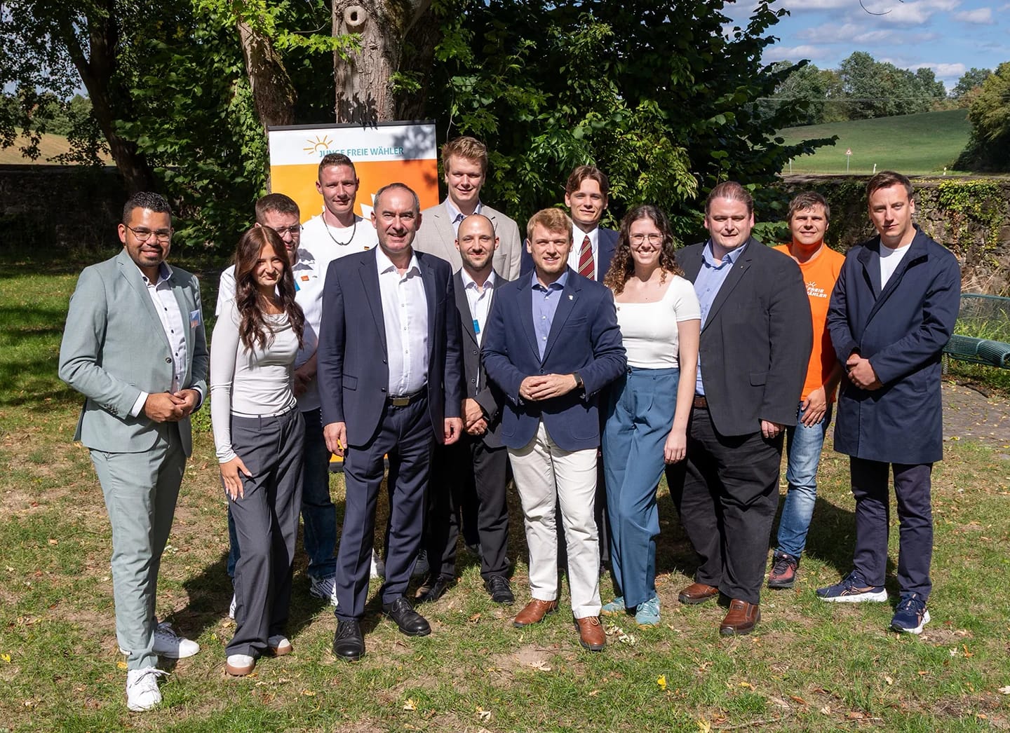 Gruppenfoto der Junge FREIE WÄHLER zusammen mit Hubert Aiwanger und Gregor Voht.